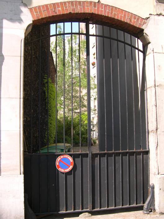  grille donnant sur la cour intérieure d'un immeuble (boulevard Arago, 13e)